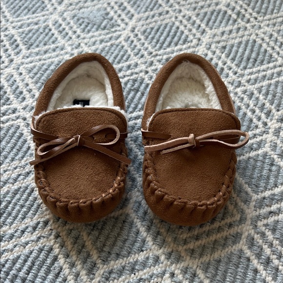 NWOT Lucky Brand Toddler Tan Moccasin Slippers - Picture 3 of 5